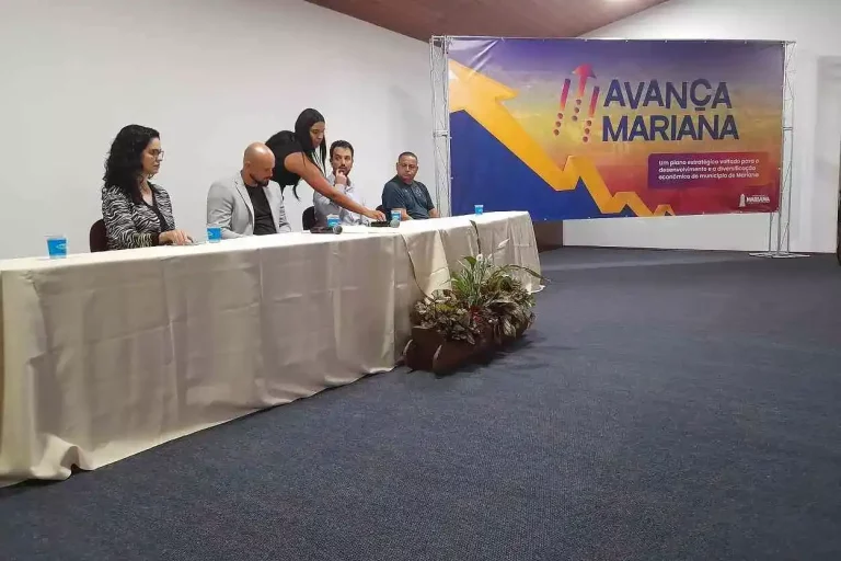 Mesa do evento de lançamento do Programa Avança Mariana