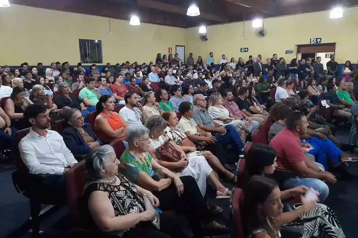 Plateia do evento de lançamento do Programa Avança Mariana