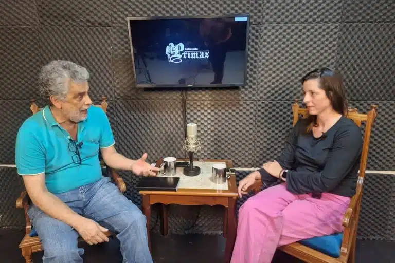 No estúdio da Agência Primaz vemos o jornalista Luiz Loureiro e a entrevistada Lívia Echternacht durante a gravação da entrevista.
