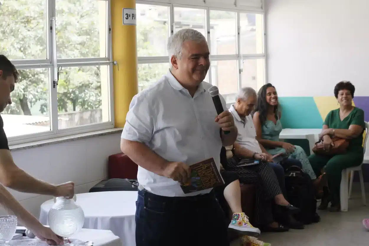 Apresentação do livro "Noite dos Mascarados" no Colégio Flecha como parte da programação da FLIMARI.