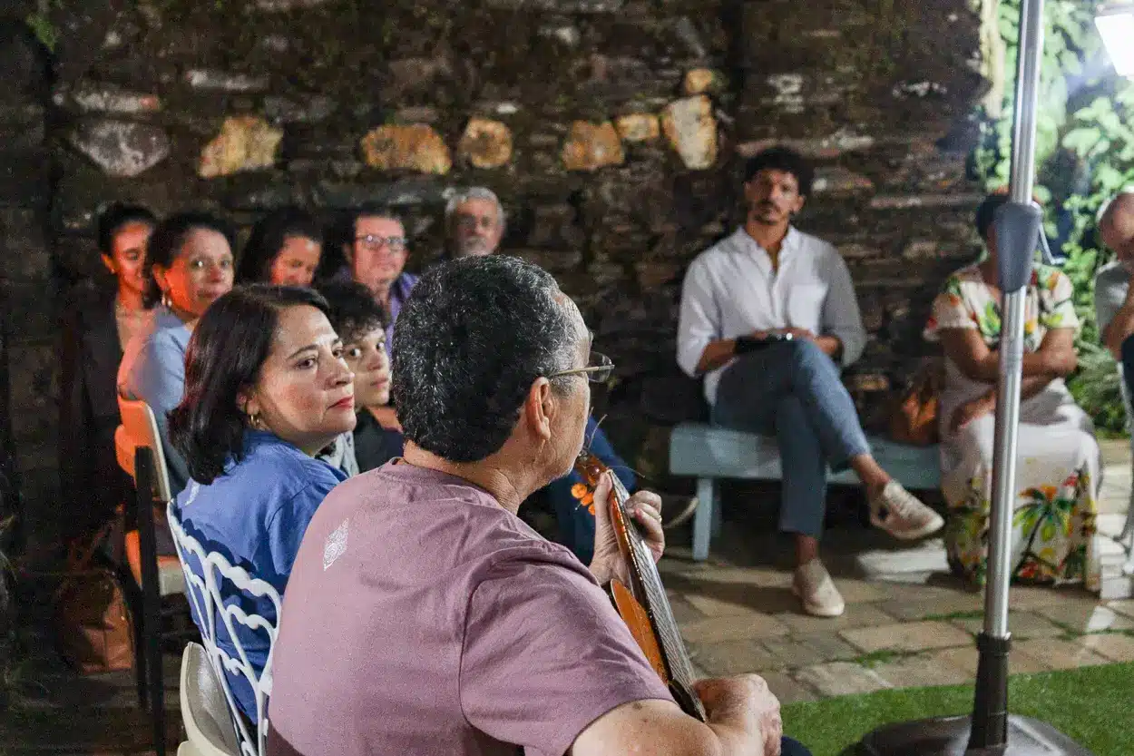 Aldravistas e convidados em roda na Casa de Cultura, em Mariana. No destque, José Benedito Donadon toca um violão e canta para os presentes.