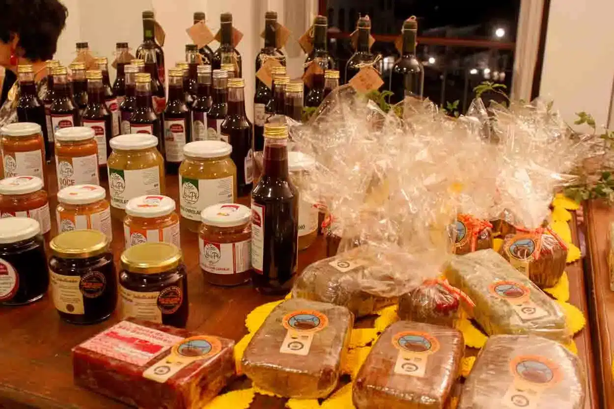 Mesa com produtos artesanais de jabuticaba e derivados da Sumo da Terra em exposição.