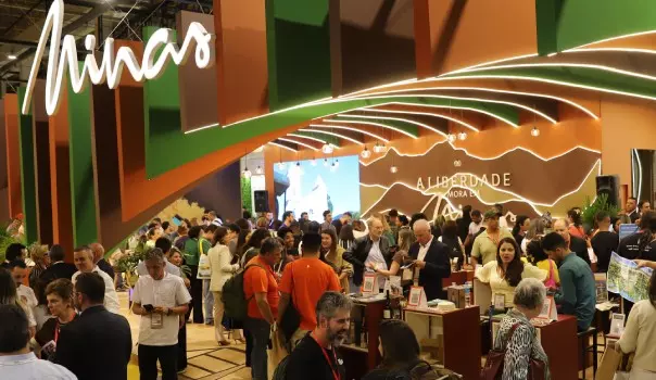 Estande de Minas Gerais lotado de visitantes na WTM Latin America 2025.
