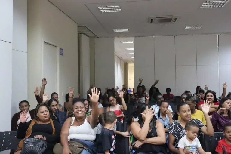 Mulheres levantam as mãos em reunião do Programa Inclusão Produtiva, novo Mariana D’Elas.