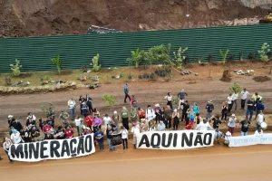 Comunidade protesta em frente a portaria da Patrimônio Mineração.