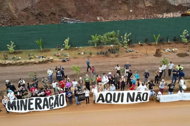 Comunidade protesta em frente a portaria da Patrimônio Mineração.