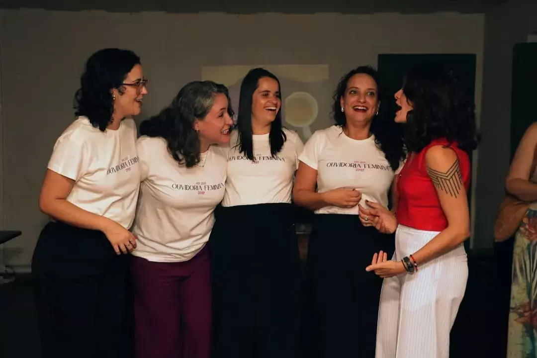 As coordenadoras da obra "Ouvidoria Feminina: enfrentando a violência de gênero na universidade" comemorando o lançamento, que aconteceu dia 21 de março.