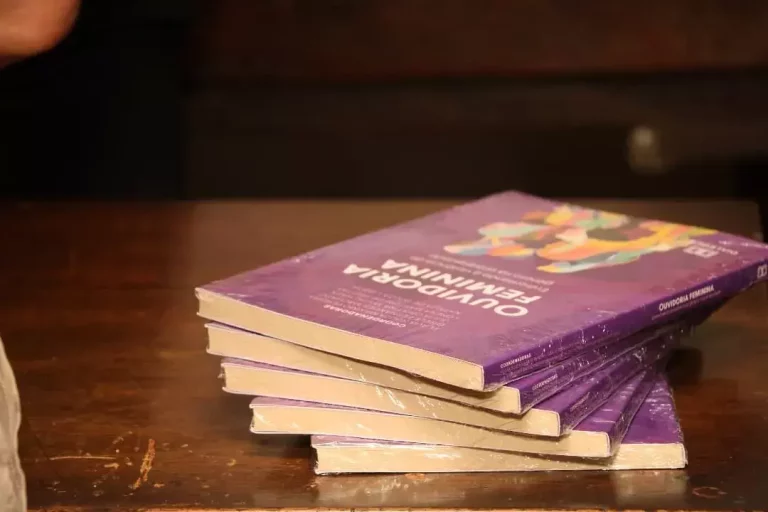 Livro "Ouvidoria Feminina: enfrentando a violência de gênero na universidade".