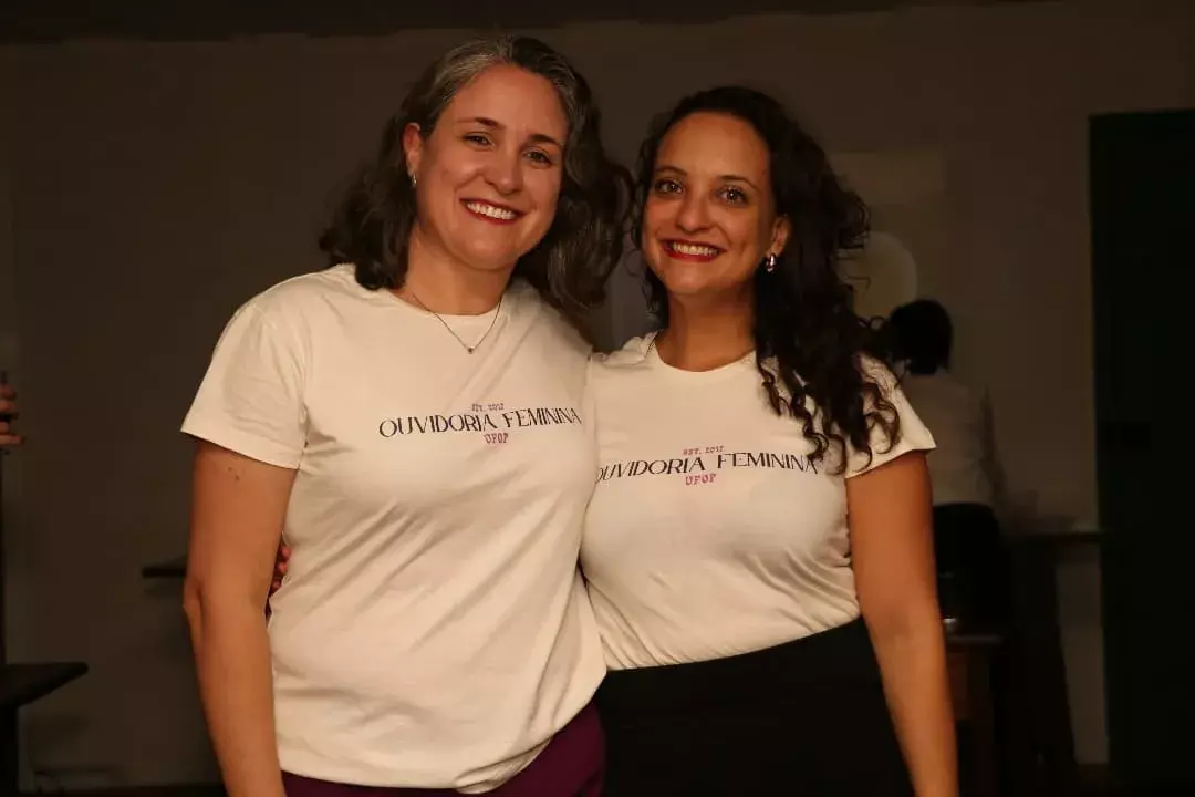 Natália Lisbôa e Flávia Máximo, coordenadoras da Ouvidoria Feminina no dia do lançamento do livro "Ouvidoria Feminina: enfrentando a violência de gênero na universidade".