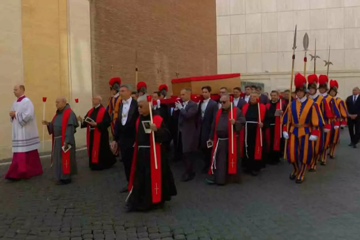 traslado do corpo do Papa francisco para a Basília de São Pedro