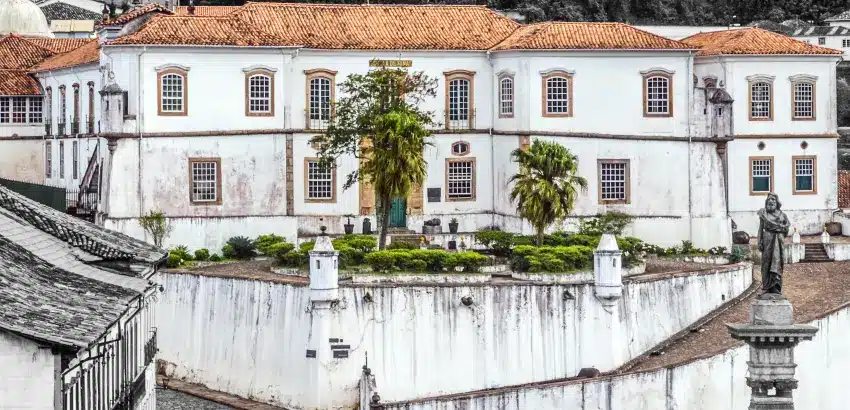 Fachada do prédio histórico da Escola de Minas da UFOP em Ouro Preto.