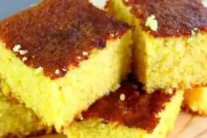 Um bolo de milho foi o presente para alguém visto apenas por detrás de uma janelinha