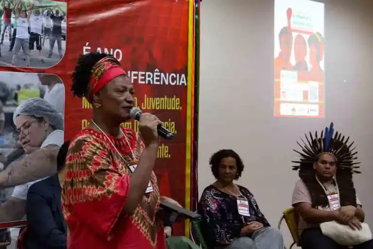A presidente do COnselho Municipal de promoção a Igualdade Racial, Aída Anacleto discursa na abertura da conferência.