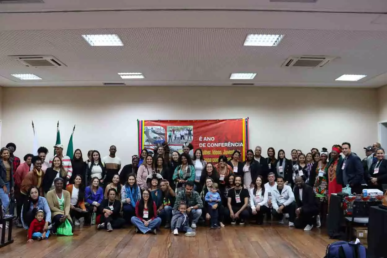 Os participantes da II Conferência Municipal de Promoção da Igualdade Racial posam para foto oficial no final do evento.