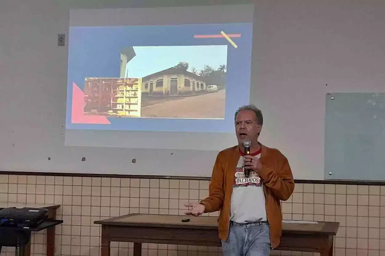 Xisto Siman e sua trupe instalaram-se, inicialmente, em um casarão do distrito de Passagem de Mariana