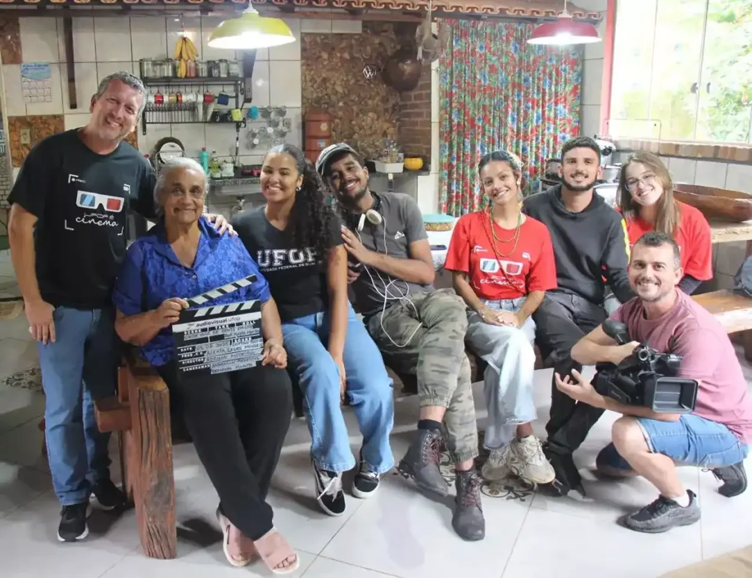 Equipe do documentário “Entre Nós” com uma das personagens retratadas.
