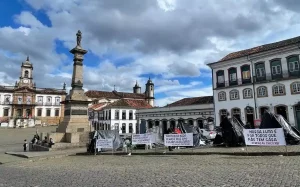 Acampamento do movimento por moradia ocupa a Praça Tiradentes em protesto pelo uso das terras da Febem e Novelis para habitação.