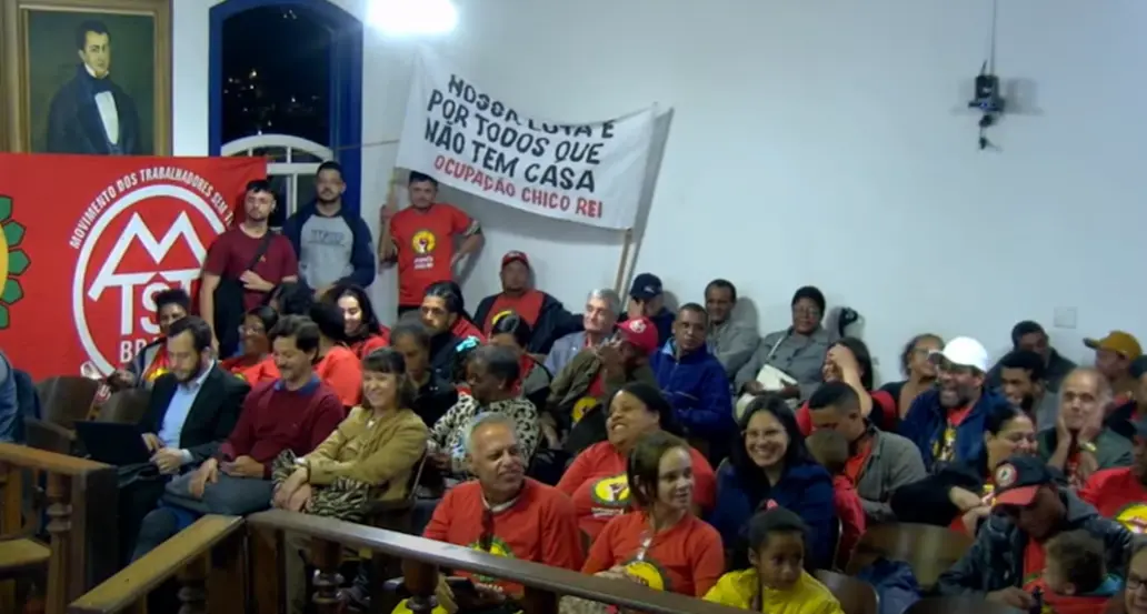 Manifestantes do MTST e da Ocupação Chico Rei lotam a Câmara Municipal de Ouro Preto durante audiência sobre as terras da Febem e da Novelis.