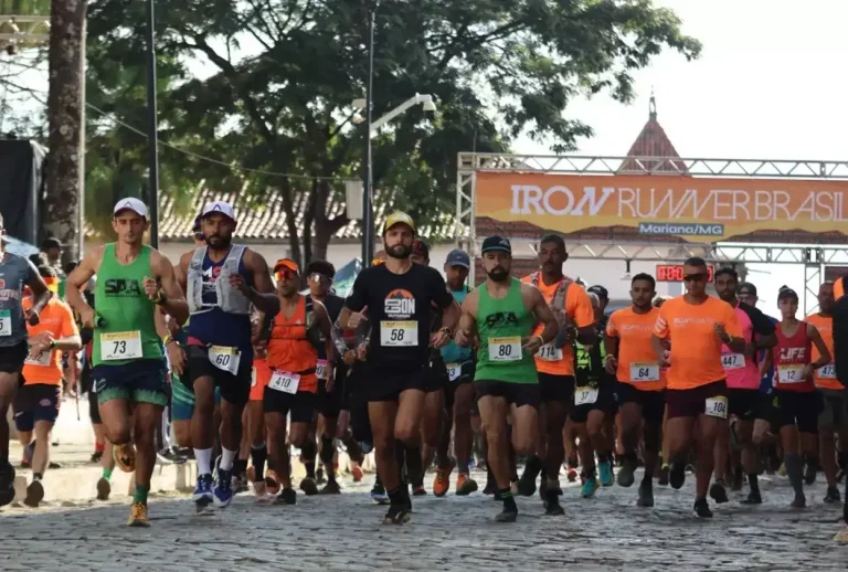 Largada do Iron Runner em Mariana com diversos corredores iniciando a prova.