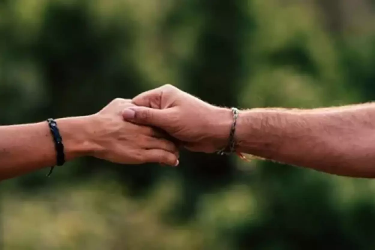 Iniciativa promove emprego a dependentes em recuperação, visando a reinserção na sociedade, e incentiva participação do setor privado com benefícios fiscais