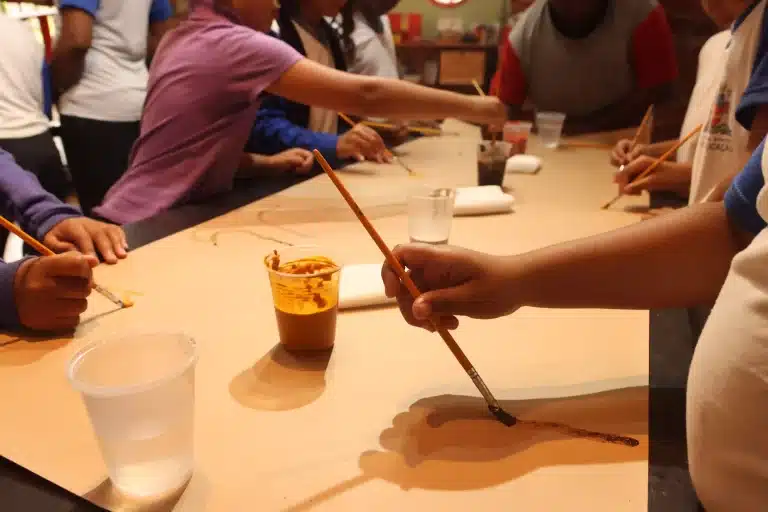 Oficina de pintura da Semana Mundial do Brincar.