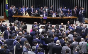 Plenário da Câmara dos Deputados lotado durante sessão de votação com parlamentares.