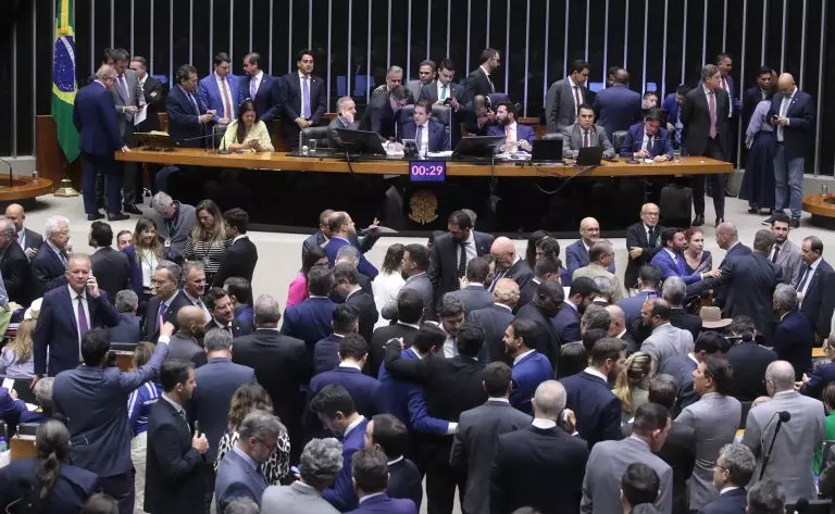 Plenário da Câmara dos Deputados lotado durante sessão de votação com parlamentares.