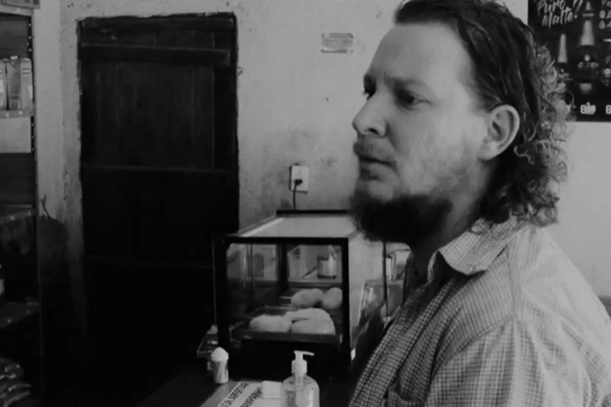 Homem barbado em cena de um curta que será exibido na Mostra Muito com Pouco.