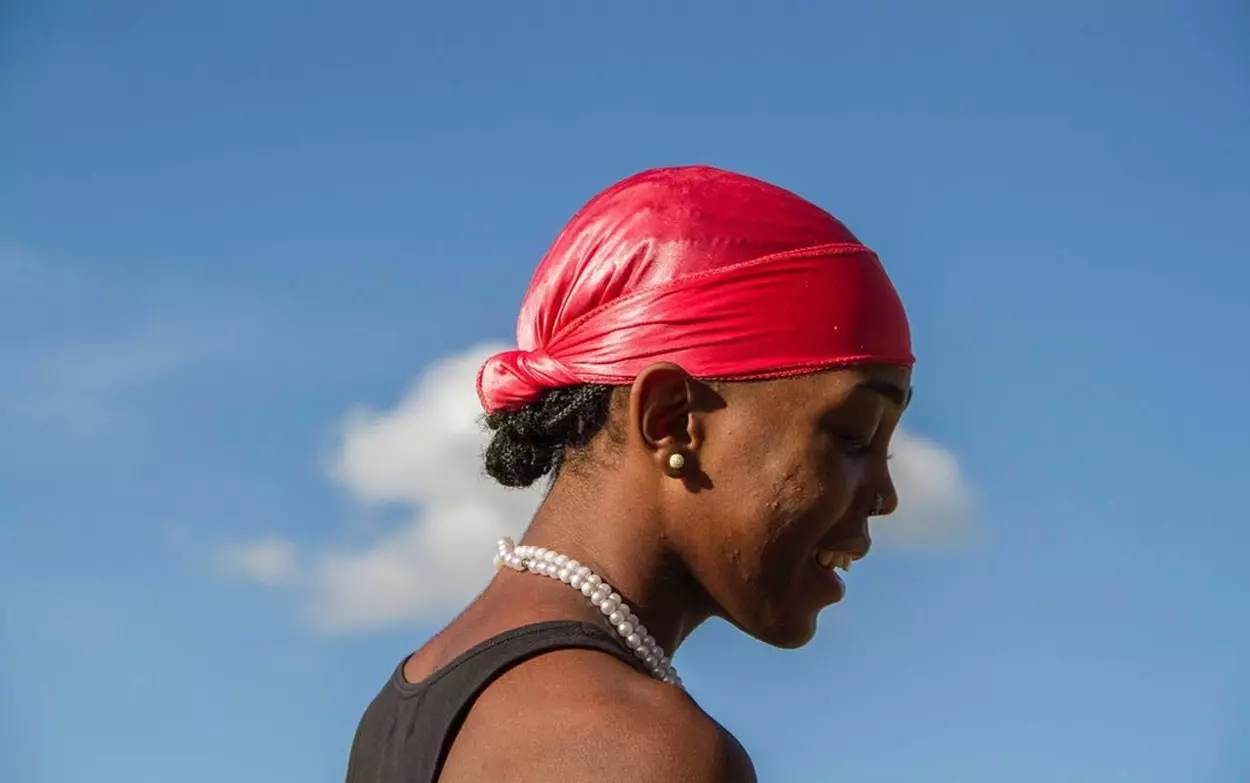 Homem negro de perfil com durag vermelha, cena do curta que será exibido na Mostra Muito com Pouco.