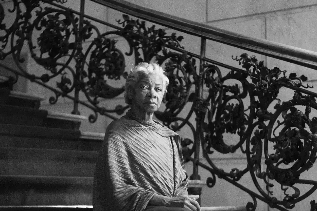 Mulher idosa em pose imponente diante de escadaria antiga, em imagem em preto e branco do curta que será exibido na Mostra Muito com Pouco.
