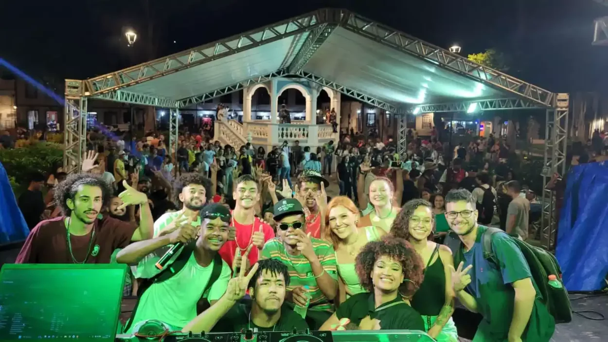 Integrantes do Movimento TT1, que organizou o Movimenta CDA, em frente a uma grande plateia, fã de hip-hop