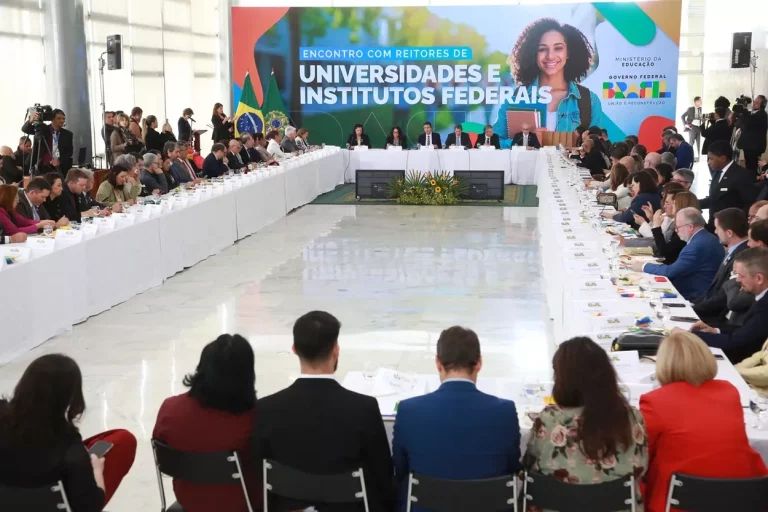 Reunião sobre situação orçamentária com reitores de universidades no Palácio do Planalto.