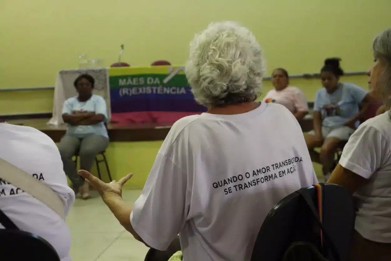 Mulheres sentadas em roda participam de uma conversa da semana da diversidade.