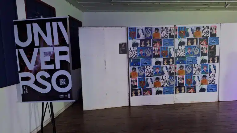 Na foto é possível ver uma colagem de fotos ao lado do cartaz com a logo do festival de inverno.