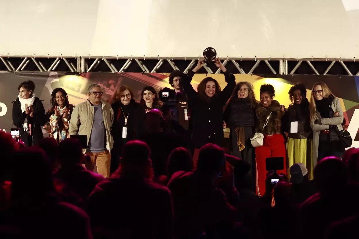 Marisa Orth levanta o troféu da Temática Histórica da 20ª CineOP ao lado de curadoras e realizadoras que celebram o humor das mulheres no cinema.