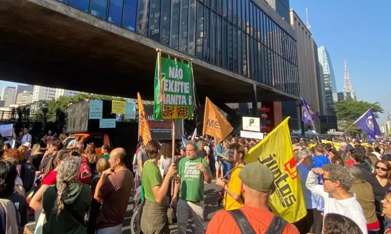 No último domingo (1º), manifestantes de várias capitais do Brasil foram às ruas manifestar-se contrários à instituição do PL da Devastação e em apoio à Ministra da do Meio Ambiente Marina Silva, que se retirou de uma sessão da Comissão de Infraestrutura após ter sido desrespeitada e interrompida em diversas ocasiões pelos senadores presentes.