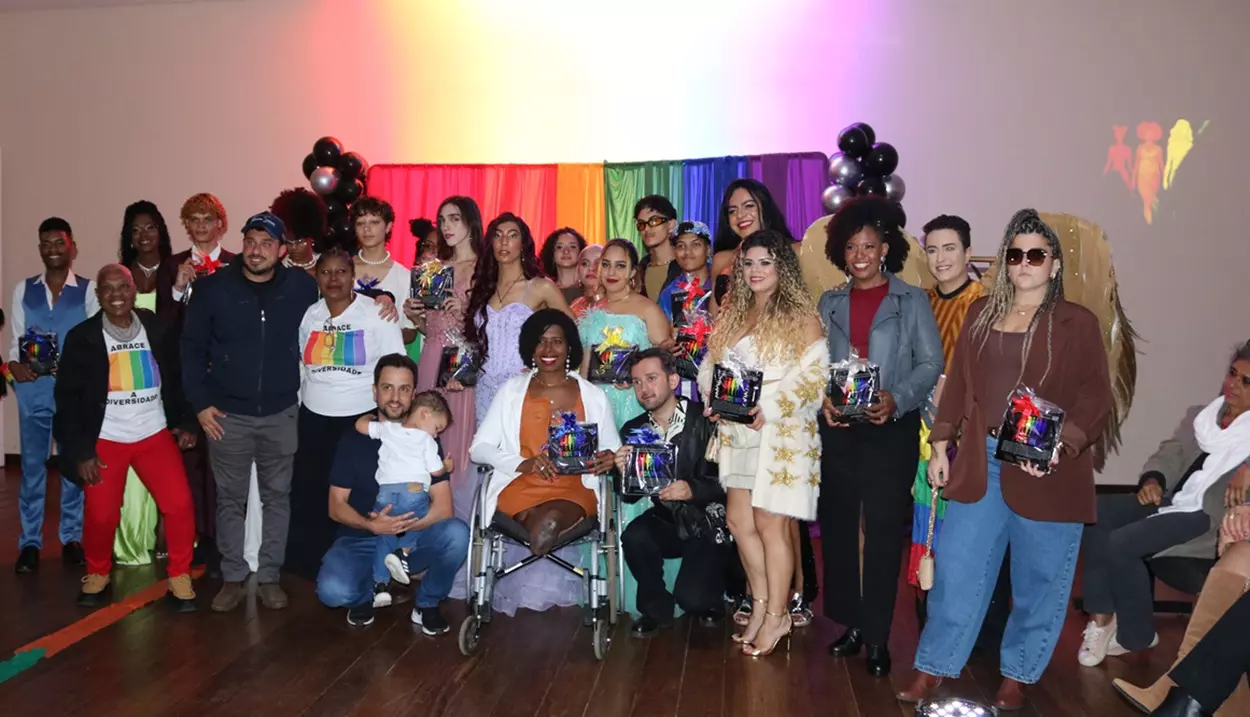 O evento focou na celebração da diversidade e marcou a presença da comunidade na cidade, no dia internacional do orgulho LGBTQIAPN+.