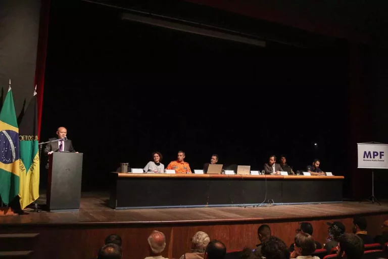 Mesa da audiência pública com a presença de Adailton Ramos do Nascimento, procurador do Ministério Público Federal, Luciano Campos da Silva, reitor da UFOP; Letícia Bargas, coordenadora do Diretório Central do Estudantes da UFOP; Gustavo Lima Silva, presidente da Associação das Repúblicas Federais de Ouro Preto (Refop); Caio Mário Benicio Carvalho, representando o 52º Batalhão; Capitão Guilherme Costa Torres, comandante da Segunda Companhia do Corpo de Bombeiros Militar de Ouro Preto, Diogo Ribeiro, procurador geral do município discutem a questão das repúblicas federais da Universidade Federal de Ouro Preto.