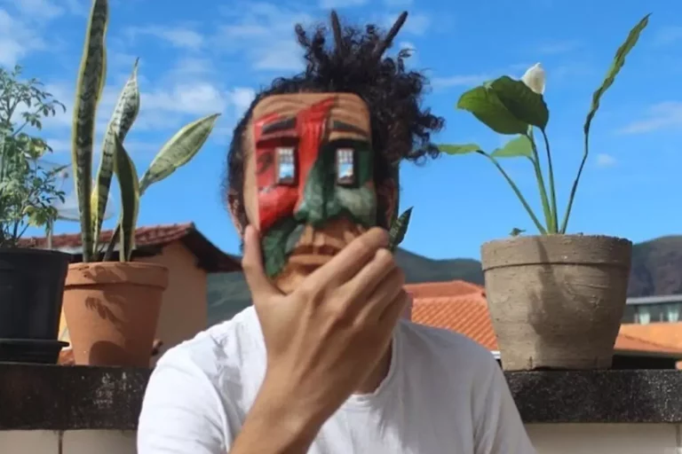 O artista Bruno Miné protesta após ser proibido de instalar varal no Jaridm, em Mariana