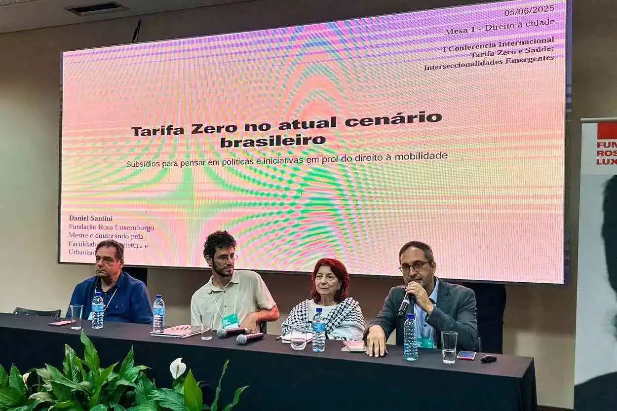 Primeira mesa da conferência abordou os impactos do Tarifa Zero e Saúde nas cidades brasileiras que adotaram o programa – Foto: Hynara Versiani