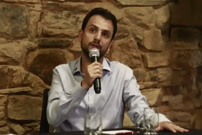 Prefeito Juliano Duarte recebeu elogios da população que pede cortes nas áreas sociais ao propor o projeto de desmonte do Mariana D'Elas e também conseguiu ser elogiado quando voltou atrás em sua decisão.