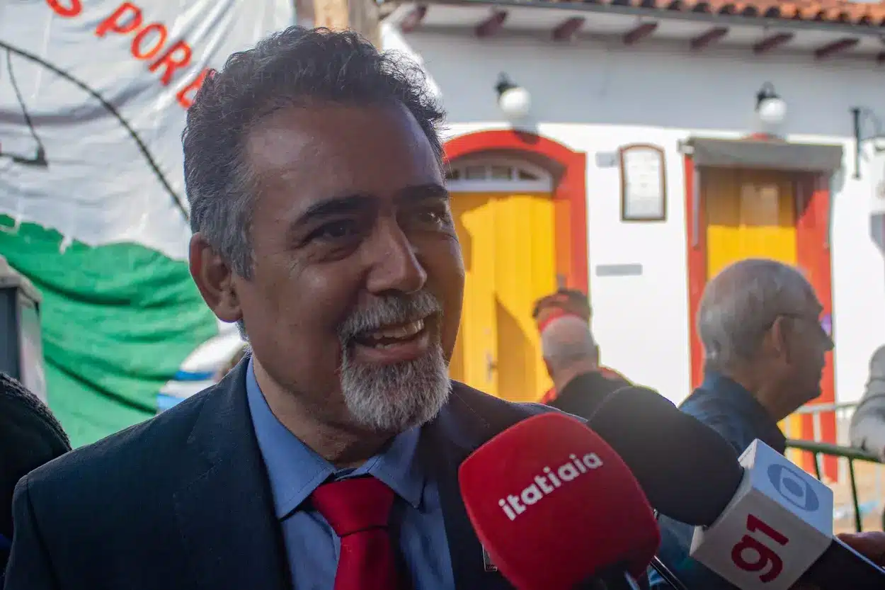 O reitor da Ufop, Luciano Campos sorri e comemora o anúncio do novo hospital universitário