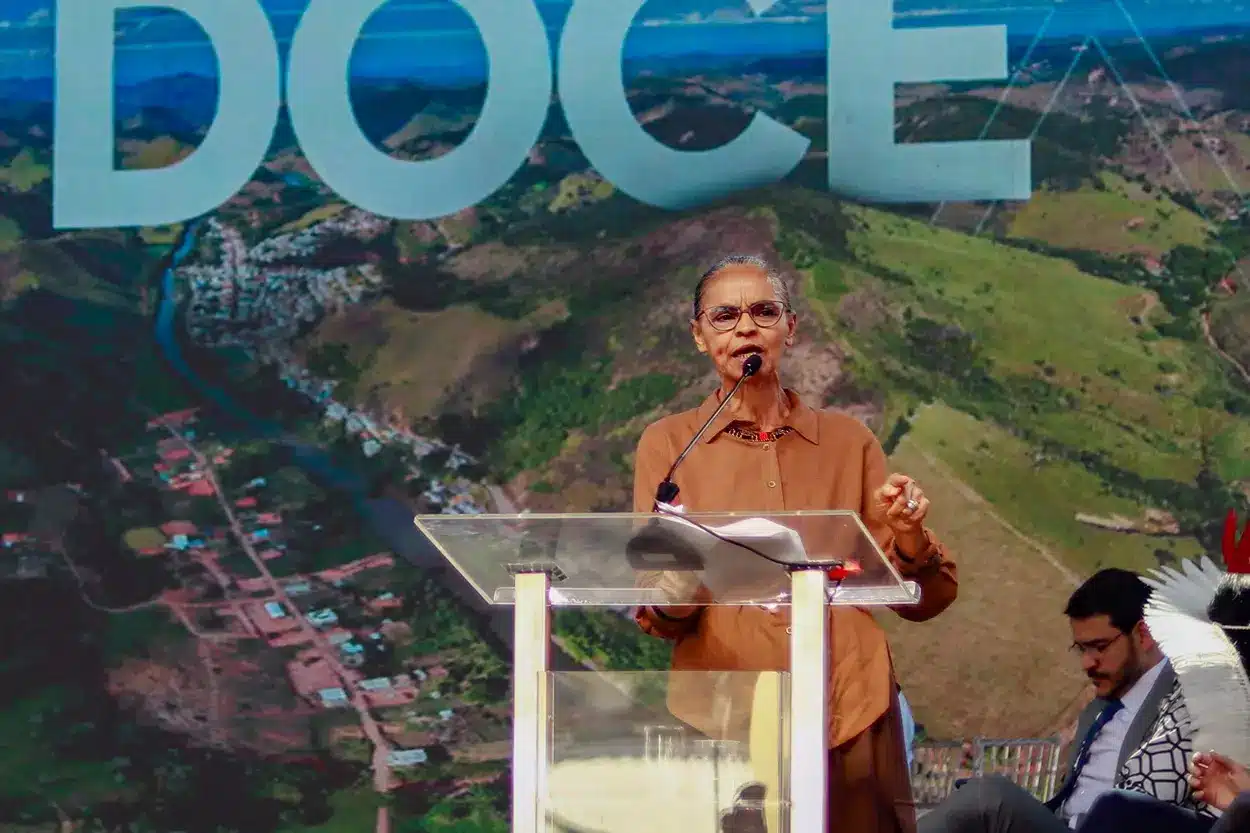 Ministra do Meio Ambiente do governo Lula, Marina Silva, presente ao evento de anúncio do hospital universitário