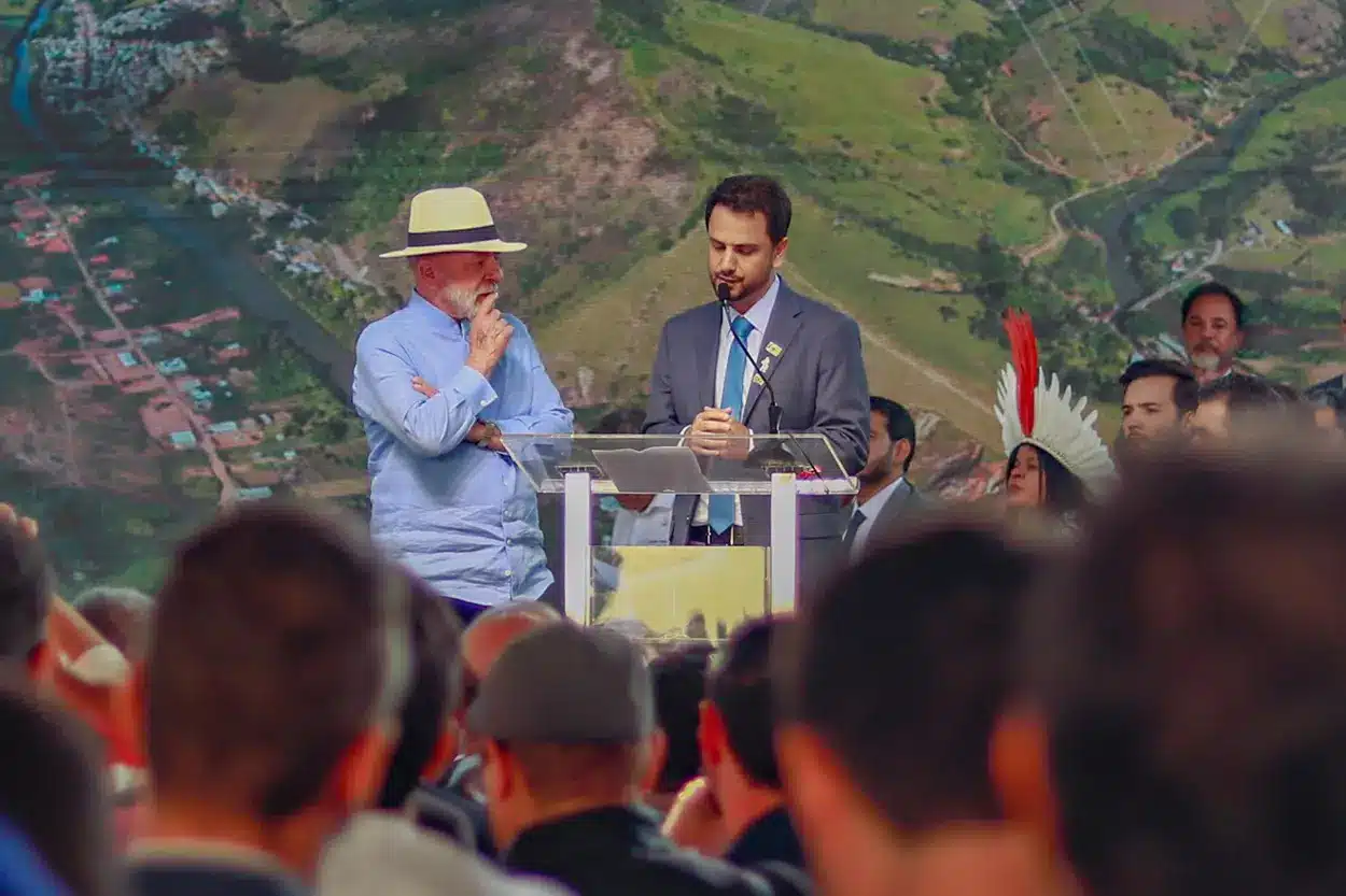 Lula e Juliano Duarte em Mariana, durante o anúncio da construção do hospital universitário