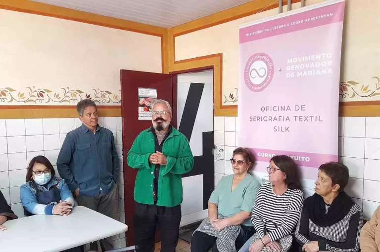 Ronaldo Fraga (no centro), Éder Almeida e bordadeiras marianenses, no encontro realizado na Escola de Ofícios Tradicionais