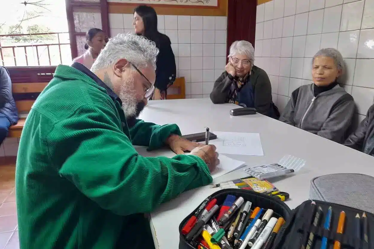 Ronaldo Fraga, absorvido na tarefa de criação da logomarca para as bordadeiras marianenses