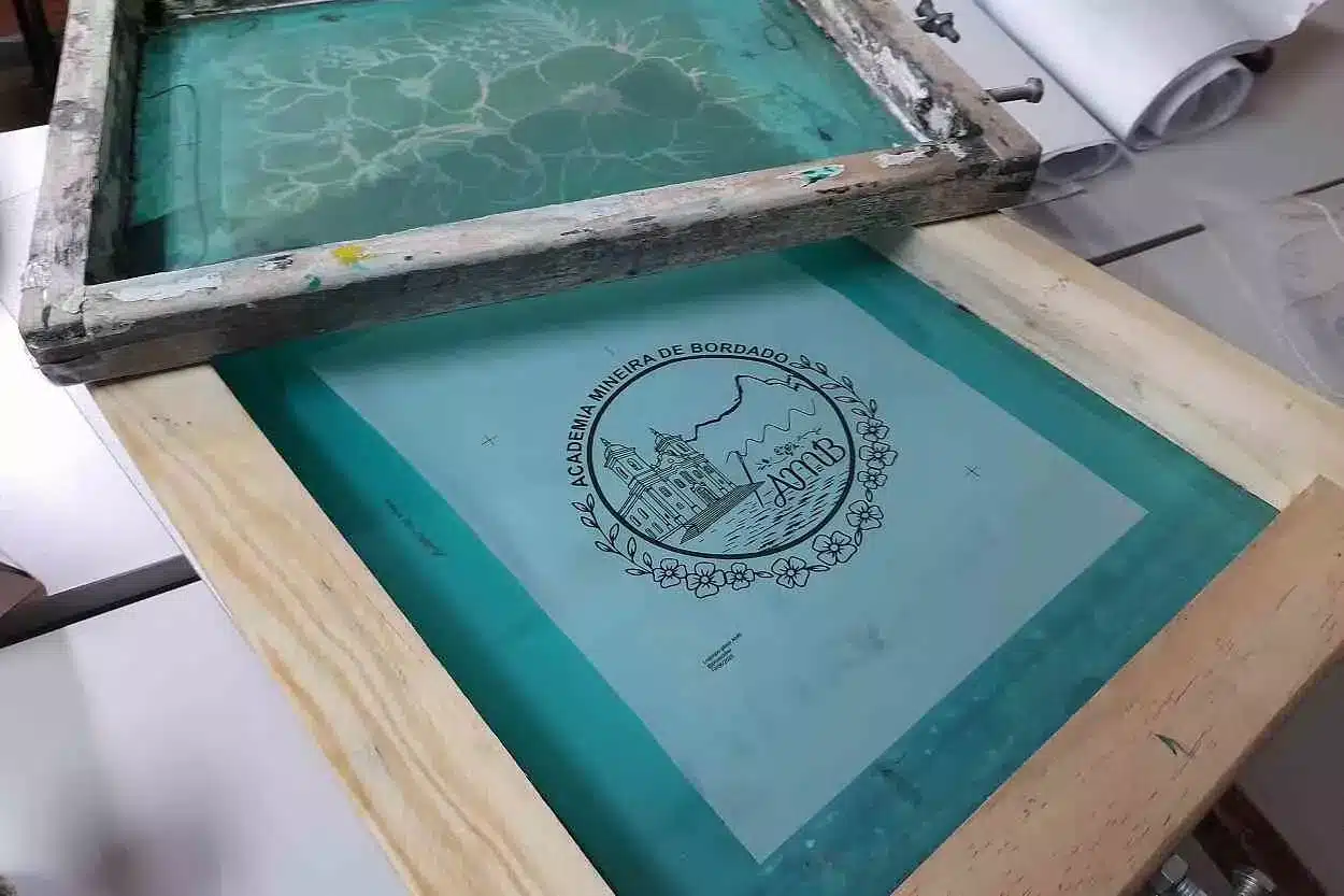 Molduras e telas desenvolvidas na oficina de serigrafia têxtil ministrada para as bordadeiras marianenses