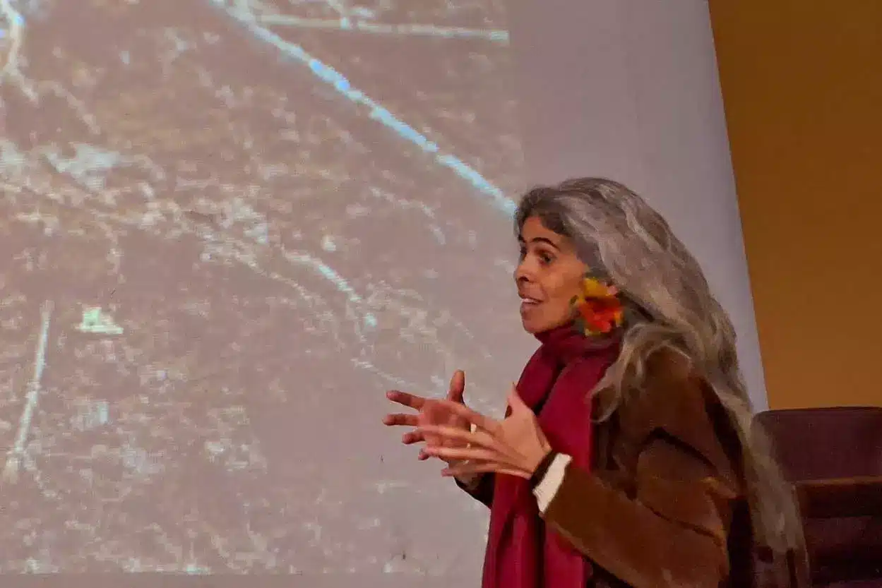 na imagem é possível ver uma mulher indígena, falando sobre cinema indígena