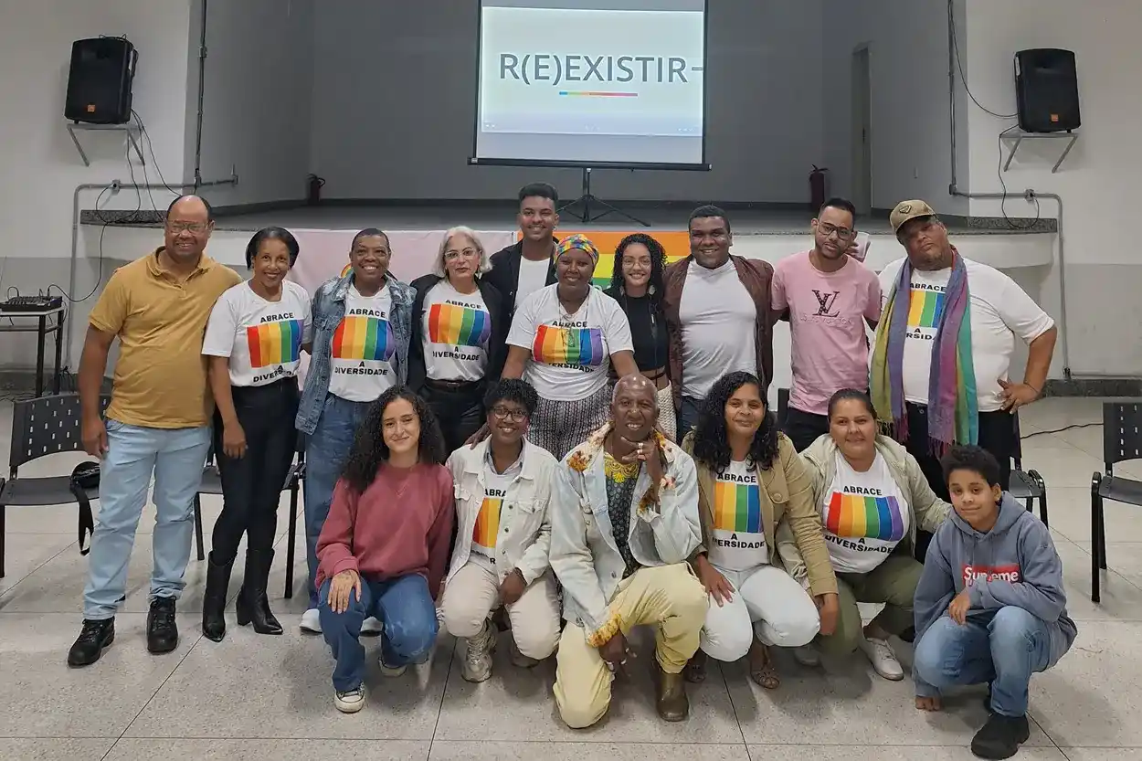 Integrantes do Mães da R(E)xistência e diretores do Ori N'oro no lançamento do documentário “R(E)EXISTIR”.