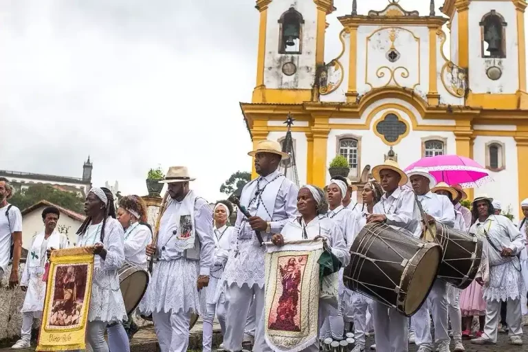 Congadeiros em frente à Igreja de Santa Efigênia, durante celebração do Reinado em Ouro Preto, foto para Saberes do Rosário.